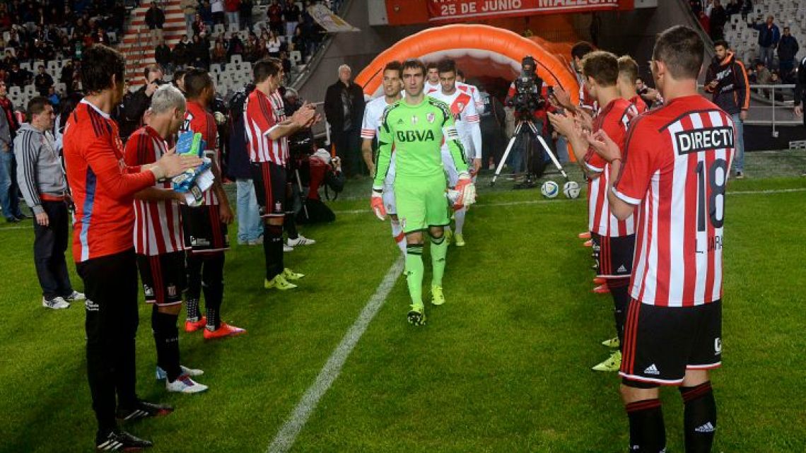 jonaeze76's tweet photo. #FueraTapia en el 2015.. River ganaba la copa libertadores, y desde el club mismo decidió hacerle el pasillo.. si estudiantes llega a ganar el campeonato este año se merece lo mejor 👏🏻👏🏻 https://t.co/XfAJXNF25a