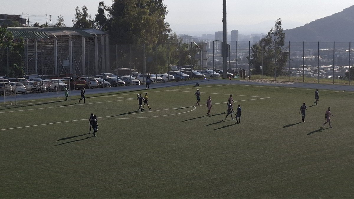 45+2' Santelices elige bien el lado, toca el balón, pero no alcanza a pararlo. 1-1 en Barnechea.