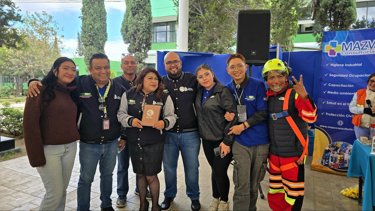 LeideAviles25's tweet photo. Esta mañana en el @TeschiOficial , tuve el honor de participar en la 15ª Jornada de Ingeniería Química
Agradezco al Director General, Mtro. @CarlosCmLa23 y al jefe de carrera Q. F. B. Raúl Reyes Aquino por la invitación y las atenciones.
#TESCHI
#LeideAvilésDomínguez https://t.co/zrZl710aNw