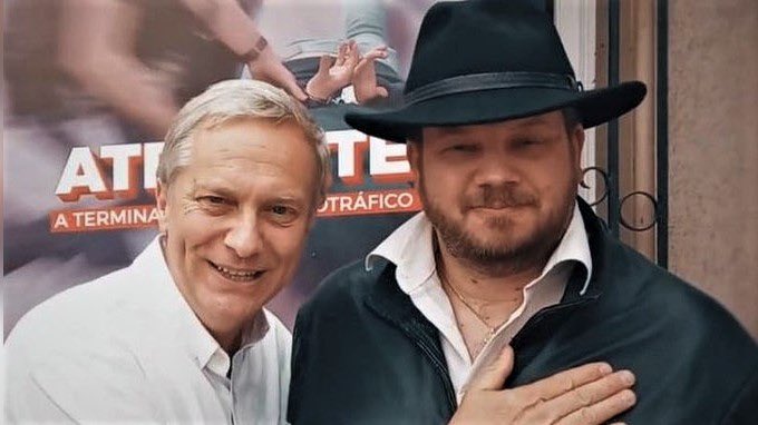 nuevonuevojotai's tweet photo. la dupla de centrales de mi querido Colo Colo tiene la misma inteligencia que estos dos https://t.co/RIT9dAcTUu