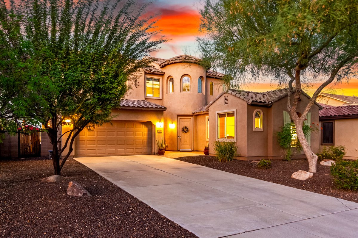 PhoenixHomePro's tweet image. 🏜️ Open Desert Views + Sparkling Pool! This stunning retreat has it all—mountain views, a casita, soaring ceilings, a gourmet kitchen, &amp;amp; a resort-style backyard with no neighbors behind. Fresh updates throughout + true move-in ready comfort. ✨🏡🔥