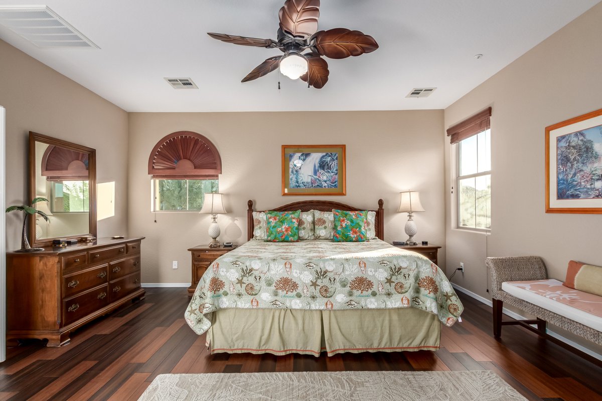 PhoenixHomePro's tweet image. 🏜️ Open Desert Views + Sparkling Pool! This stunning retreat has it all—mountain views, a casita, soaring ceilings, a gourmet kitchen, &amp;amp; a resort-style backyard with no neighbors behind. Fresh updates throughout + true move-in ready comfort. ✨🏡🔥