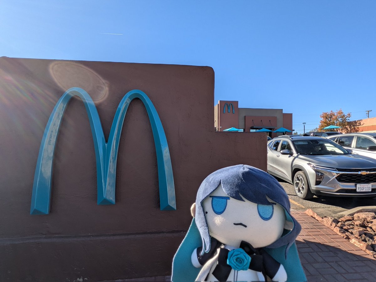 swallowsagi's tweet image. 世界に1つしかない青色のマクドナルド！！アリゾナ州のセドナにあります
Adoさんに届け！