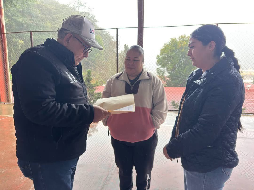 Aprovechando la visita a San Joaquín, a petición de Prim "Benito Juárez" Loc. Centro, la Prim "Año de Hidalgo" en Loc. Apartadero y Telesec "Ignacio Allende" Loc. Apartadero, se hizo la entrega de pintura para la renovación de las escuelas. 

#Contigo de la mano. 🤝