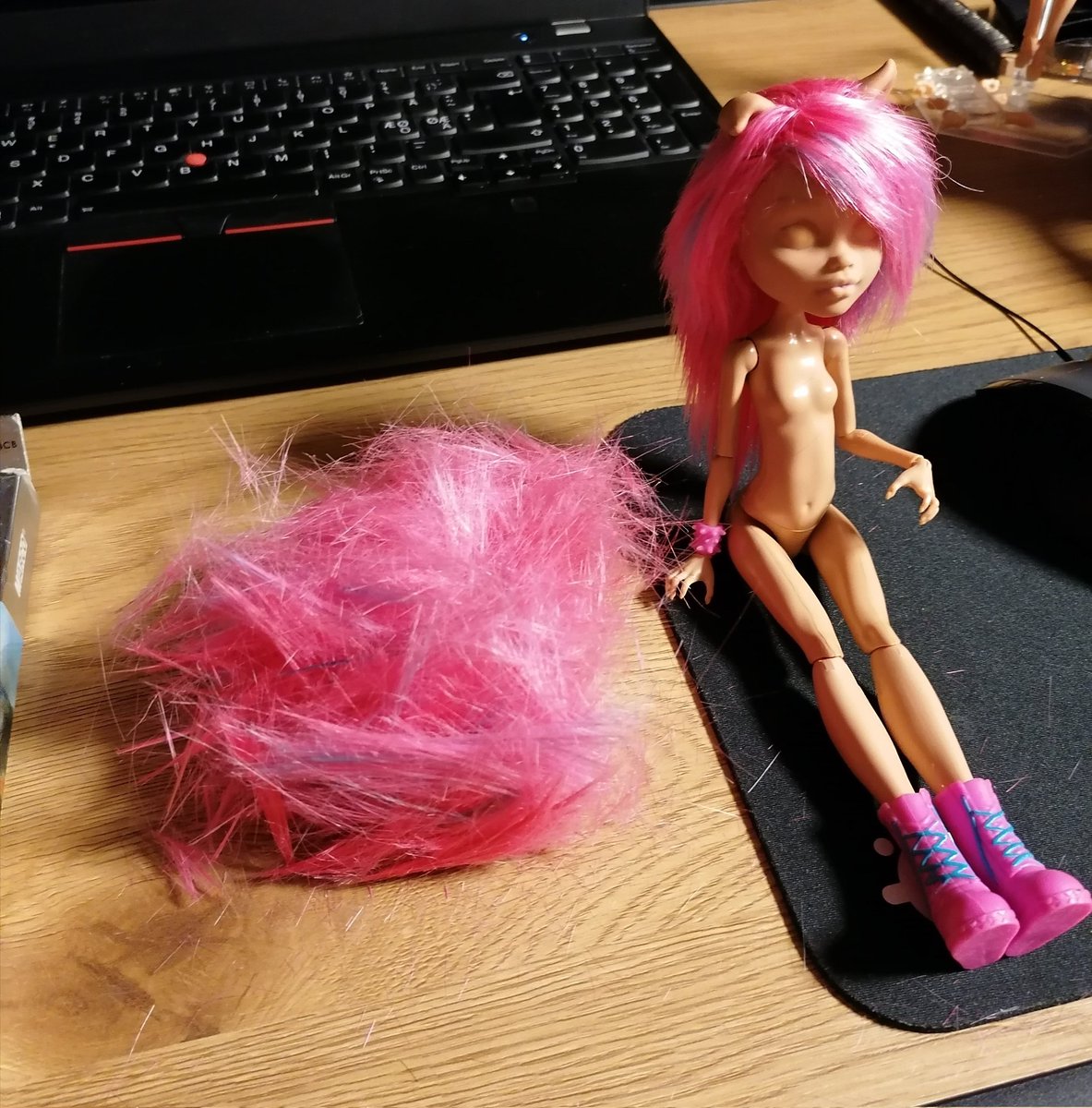 Made an absolutely goated find at the thrift store the other day. Can't wait to turn her emo >:D
#ooak #mh #MonsterHigh #mhcustom #dolltwt