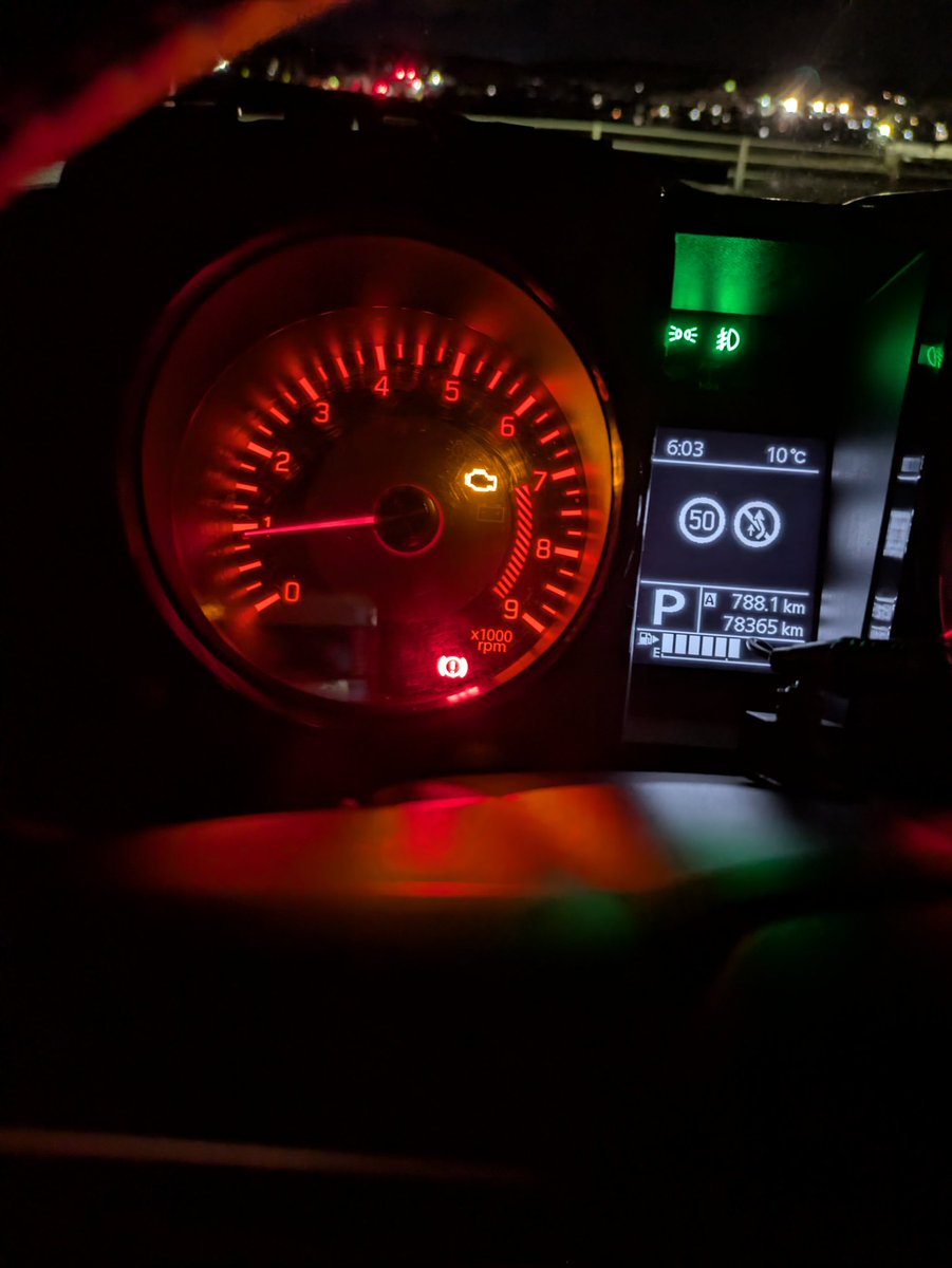 akesoki's tweet image. 昨日、手に入れたJB64。

引き取りに行って、約100キロ走行し帰宅。

すると、、、、、

エンジン警告ランプ点灯。
フォグランプ球切れ。
ドラレコSDカードなし。
と不具合だらけ。

ふざけんなよ！
今日、対応してもらいます(# ﾟДﾟ)

#初マイカー
#ジムニー
#JB64
#エンジン警告ランプ
#不具合