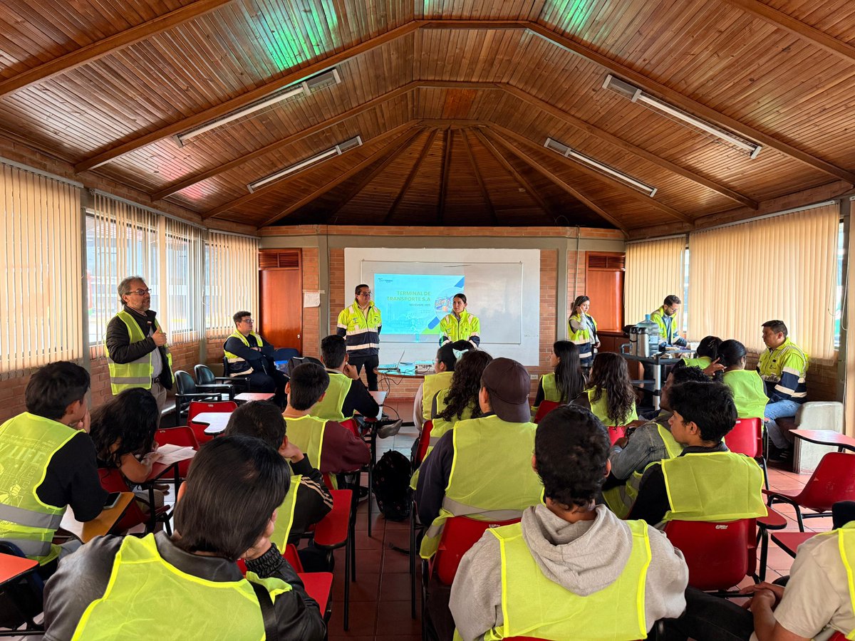 TerminalBogota's tweet photo. #AEstaHora por invitación de nuestro Gerente, @rafaelgonza1ez, en La @TerminalBogota Salitre recibimos a 40 estudiantes de la @BogotaUNAL.

A través de un recorrido, los futuros profesionales conocen de primera mano cómo funciona la operación del transporte intermunicipal.

🧵👇🏻 https://t.co/RfUhv6t7VA