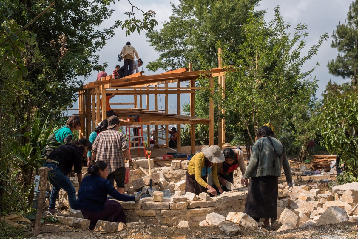 Taller de Teñido e Hilado ECLA
Gracias al trabajo comunitario, se construyó un nuevo espacio para el desarrollo del teñido tradicional de lana en Bautista Chico, Chamula.
Se usaron materiales naturales locales y la técnica de bahareque, dando vida a un sueño colectivo.