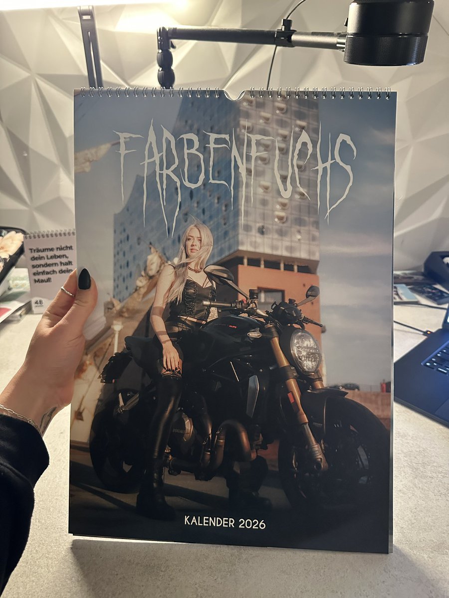 Jedes Jahr so surreal, wenn Leute sich auf deinen Kalender freuen, teils Monate vorher danach fragen und dann hält man ihn plötzlich in der Hand. Bald geht das große Bestellungen packen los! 🥰 Ich danke euch von Herzen für euren Support! 🖤