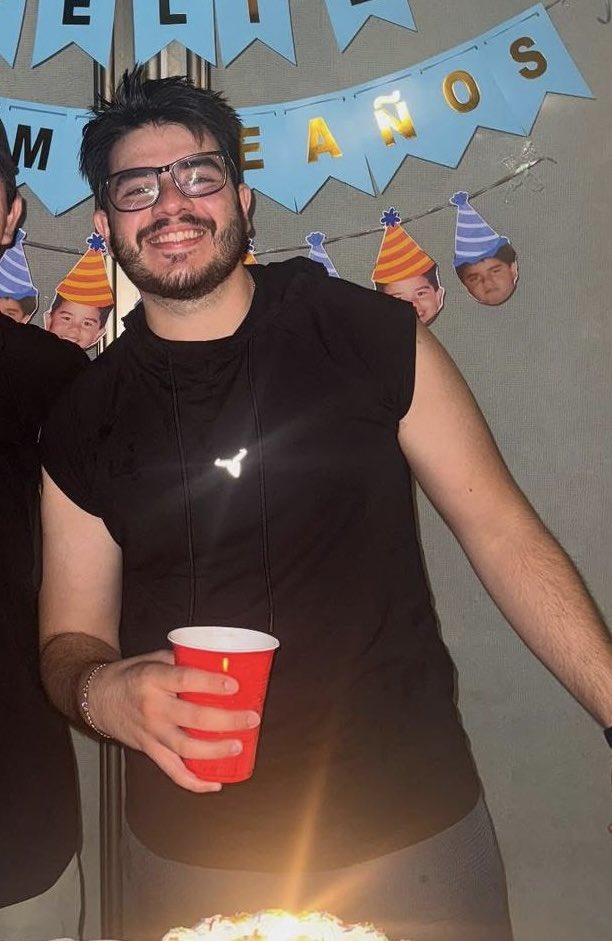 PoderInforma's tweet image. #MANTA || ¡Urgente! El hombre asęsinadø en las afueras del Mall del Pacífico, de Manta, es Diego Javier Reyes Mieles, de aproximadamente 30 años de edad. 

La víctima recibió cerca de 10 impactos de proyectil. Trabajaba en una naviera, según información preliminar.