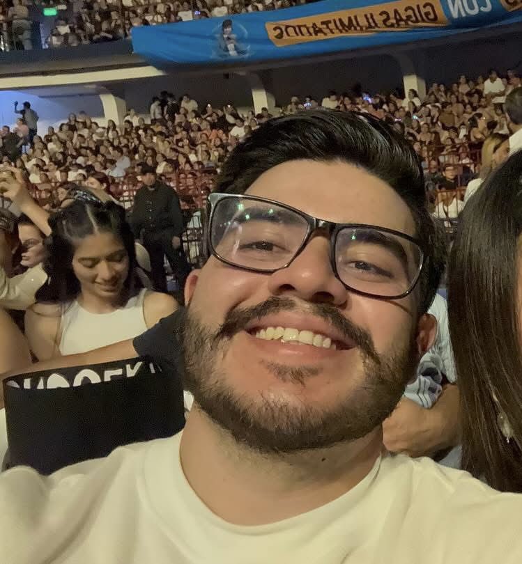 PoderInforma's tweet image. #MANTA || ¡Urgente! El hombre asęsinadø en las afueras del Mall del Pacífico, de Manta, es Diego Javier Reyes Mieles, de aproximadamente 30 años de edad. 

La víctima recibió cerca de 10 impactos de proyectil. Trabajaba en una naviera, según información preliminar.