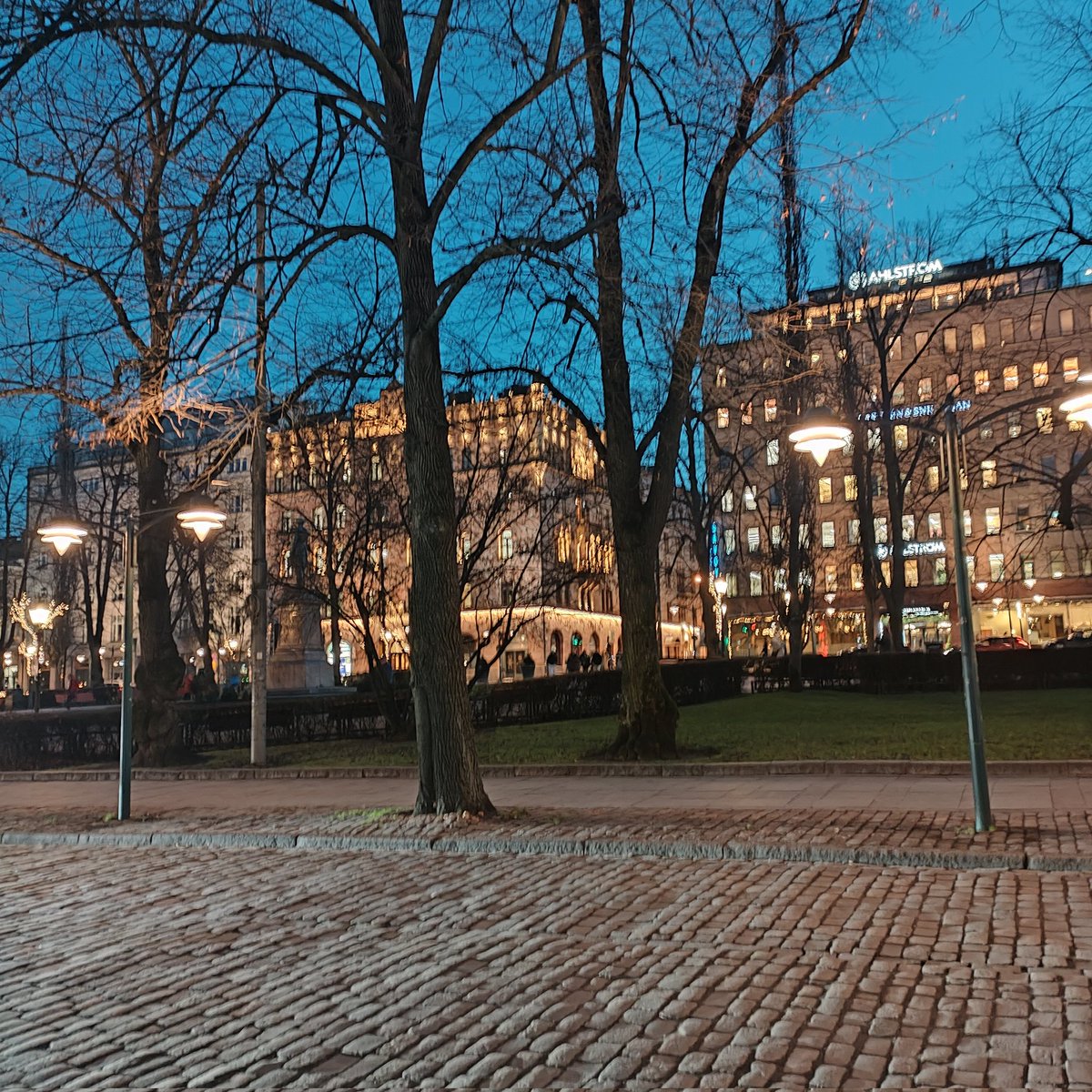 IamHula's tweet image. Hyvää yötä ja kauniita unia kaikille. Kuva otettu viikko sitten Espan eli Esplanadin varrelta puistoon päin. 💫✨
#GoodNight #Helsinki #Espa