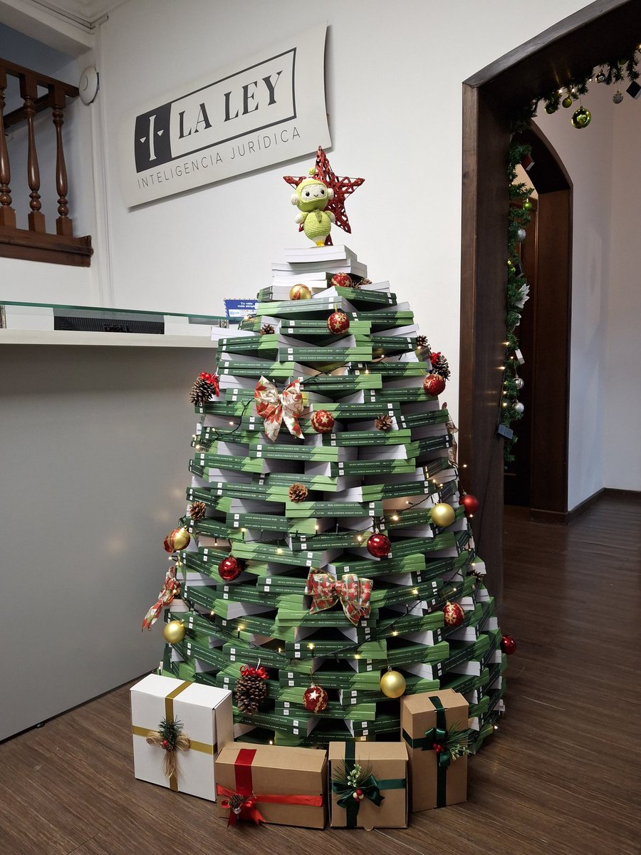 ¡Nuestro arbolito jurídico ya ilumina la editorial! ⚖️🎄✨🤩

Una tradición que crece con cada edición, con cada proyecto y, sobre todo, con el trabajo y la dedicación de las personas que la hacen posible 📗

Con Juri cuidando la estrella, y gracias a la paciencia y el esmero en