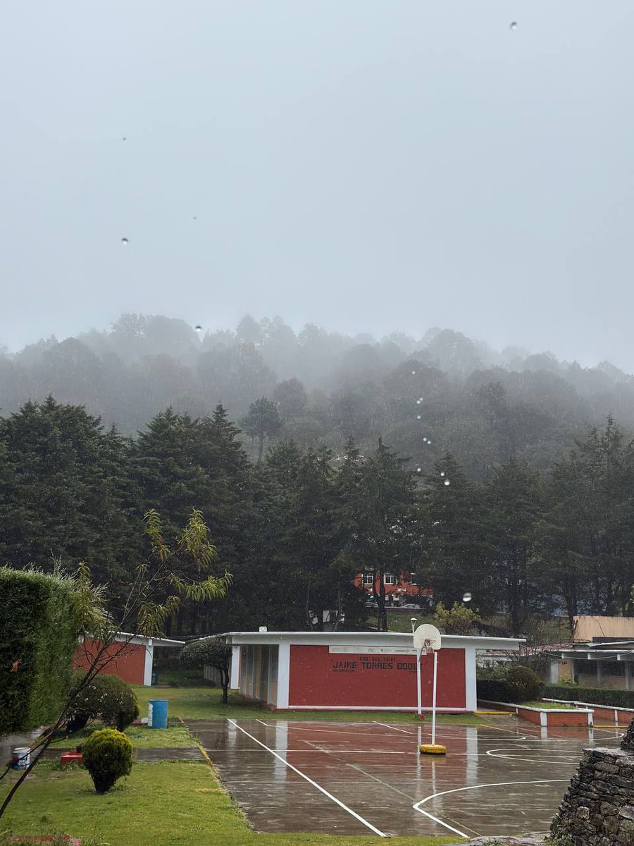 Con la intención de escuchar y apoyar, el titular del <a href="/IFEQ15/">IFEQ</a> , <a href="/FerJCOV/">Fernando Orozco Vega</a> , visitó la Sec "Jaime Torres Bodet" en San Joaquín, para atender las necesidades referentes a infraestructura educativa. 

#Contigo hacemos el mayor de los esfuerzos para que el apoyo llegue a todos. 🤜🤛