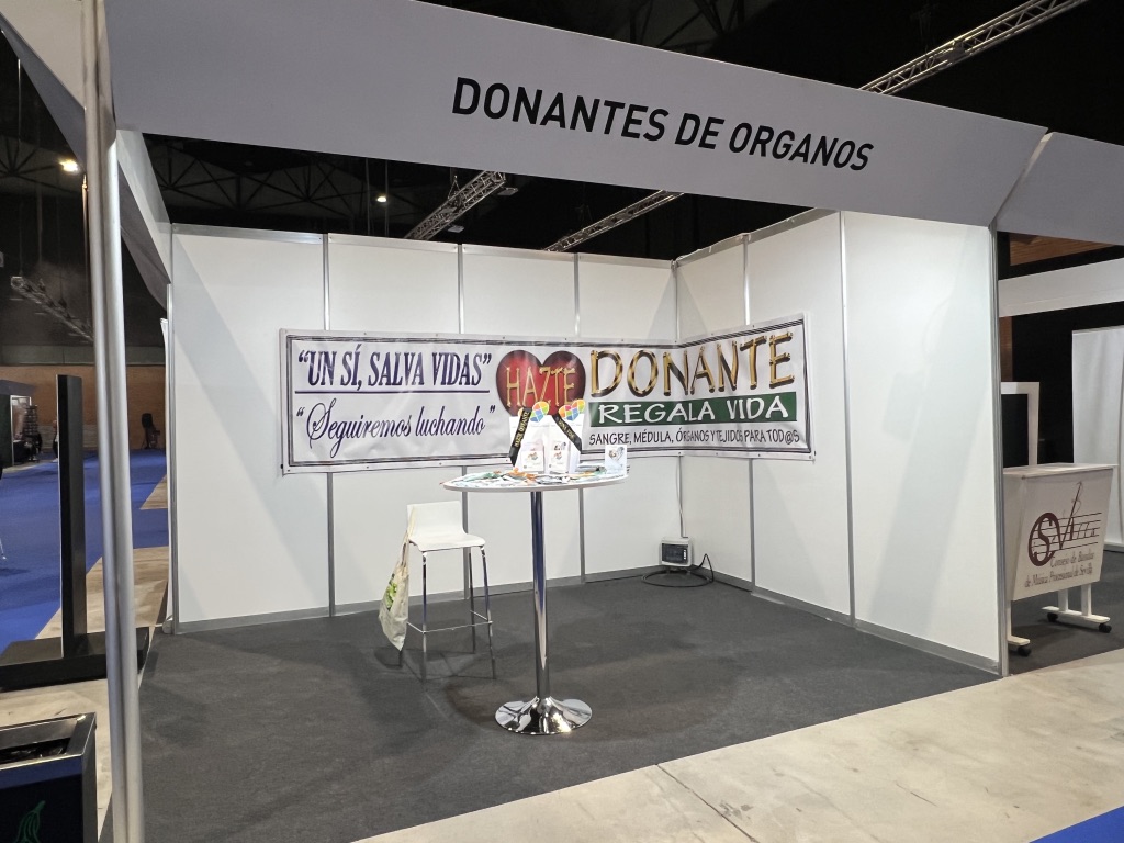 DrPerezBernal's tweet photo. Gracias Fausto Carlos Moreno, Vicepresidente del @ConsejoBandas de #Sevilla, por dedicar un stand en #MARCO2025 para impulsar la #DonaciónDeÓrganos #Sangre y #Médula en el gran mundo de la #Música y el #Arte #Cofrade. @Fausto_Carlo @manuelesma  #ASacro #TDSCofrade @ONT_esp https://t.co/7h0mYUEok3