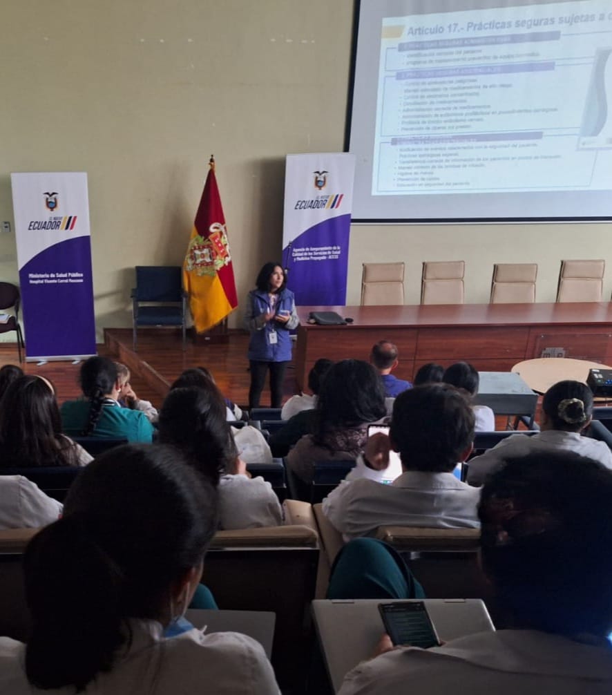 📍 #Azuay | Con la participación de 7⃣6⃣ 🥼 profesionales de la salud del <a href="/HVCMOficial/">@HVCMOficial🇪🇨</a> 🏥 desarrollamos una capacitación que abordó temas relacionados con la normativa sanitaria vigente 📚.

🧵