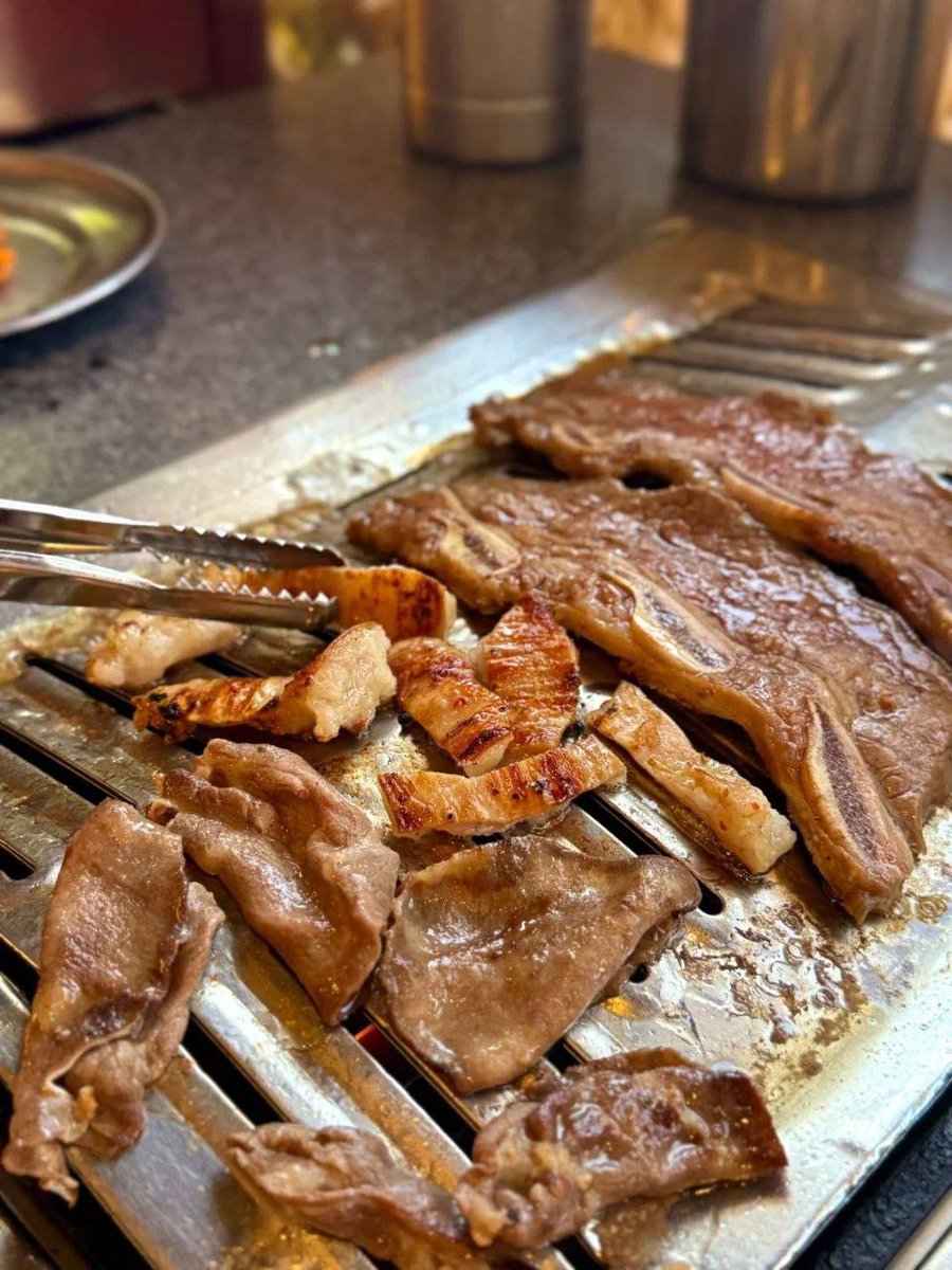 sofroy33's tweet image. A week of watching $NVDA $AMD $META nonstop.
This weekend? No charts, no noise  just a reset.
The market rests, and so do I.😌