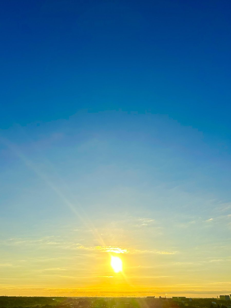 空から溢れる朝の光。