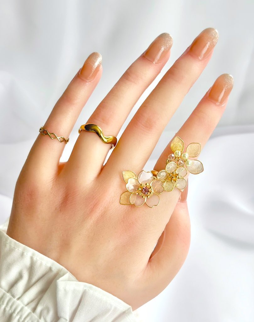 手が綺麗と仰ってくださる方もいらっしゃったので補足です🙇

シリコン製の手模型をモデルにしております✋

血色感やしわがとてもリアルです！

爪は自分でアレンジしました💅