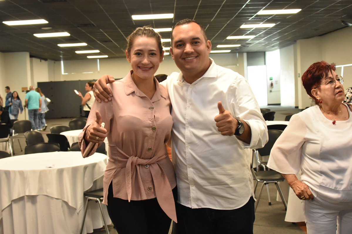 DanielRestrepoC's tweet image. Con Esteban Pérez y sus amigos seguimos construyendo caminos de trabajo y compromiso por Itagüí. Gracias por la conversación y por la energía que impulsa cada encuentro. Vamos a seguir, escuchando a la gente y sumando esfuerzos por una ciudad que progresa con su comunidad.