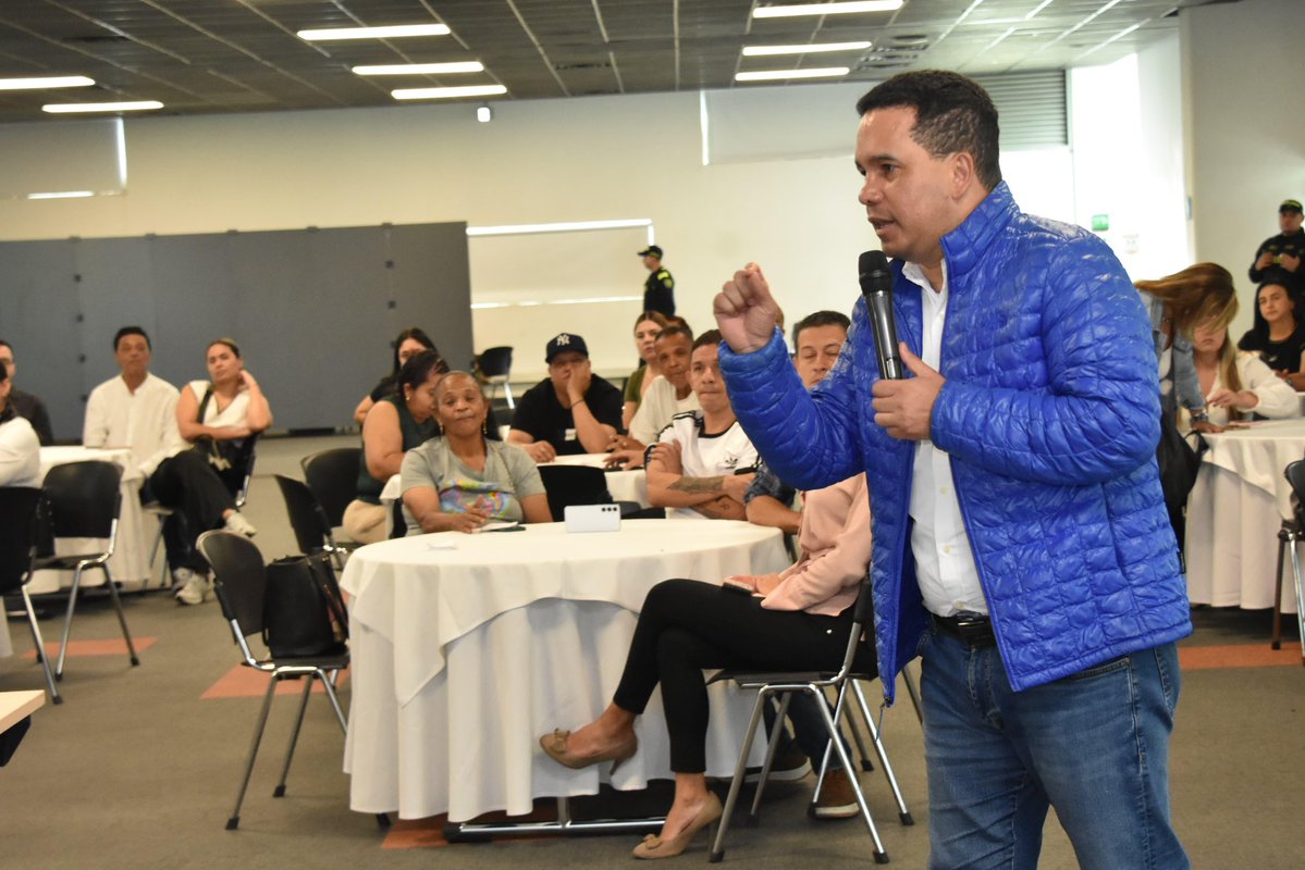 DanielRestrepoC's tweet image. Con Esteban Pérez y sus amigos seguimos construyendo caminos de trabajo y compromiso por Itagüí. Gracias por la conversación y por la energía que impulsa cada encuentro. Vamos a seguir, escuchando a la gente y sumando esfuerzos por una ciudad que progresa con su comunidad.