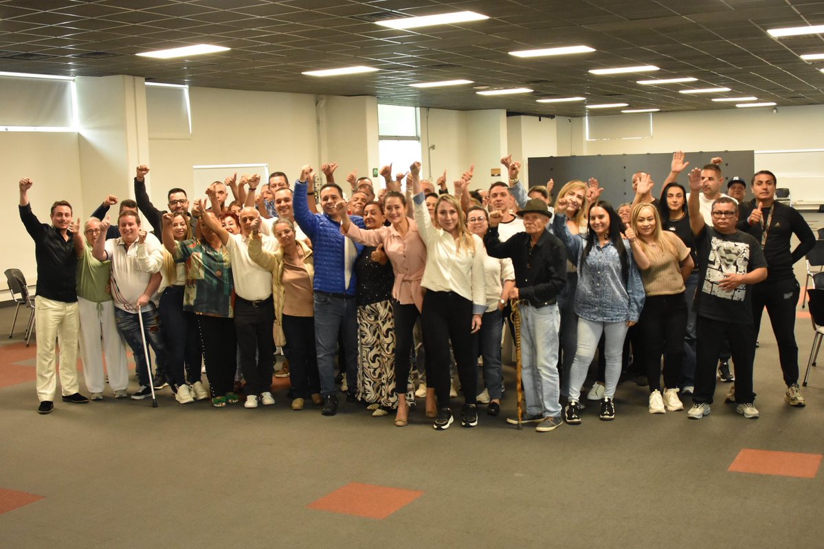 DanielRestrepoC's tweet image. Con Esteban Pérez y sus amigos seguimos construyendo caminos de trabajo y compromiso por Itagüí. Gracias por la conversación y por la energía que impulsa cada encuentro. Vamos a seguir, escuchando a la gente y sumando esfuerzos por una ciudad que progresa con su comunidad.