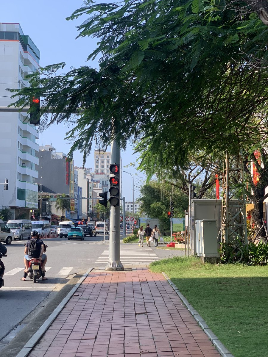 올해 초에 번개로 다낭갔을땐
모르는남자 오토바이 탈뻔햇던것도
택시기사님이랑 친구먹고 카톡교환한것도
반쎄오랑 에그베네딕트가 세상에서 젤맛있단 감상까지
다너무너무생생해.. 재밋엇어ㅎㅎ