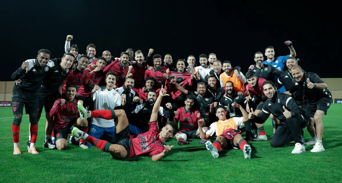 أكتب لكم هذي الرسالة وأنا ممتلئ بالمشاعر.

في عام 2017 كان الخلود ينافس في دوري المناطق، وانتصار الليلة لم يأتِ بين يوم وليلة، ولم يكن بسببي أنا.
حدث هذا لأن مجموعة من اللاعبين والجهاز الفني أعطوا كل ما لديهم، وآمنوا بأنفسهم.

نحن نقف اليوم على أكتاف وإنجازات رؤساء سابقين مثل أبو