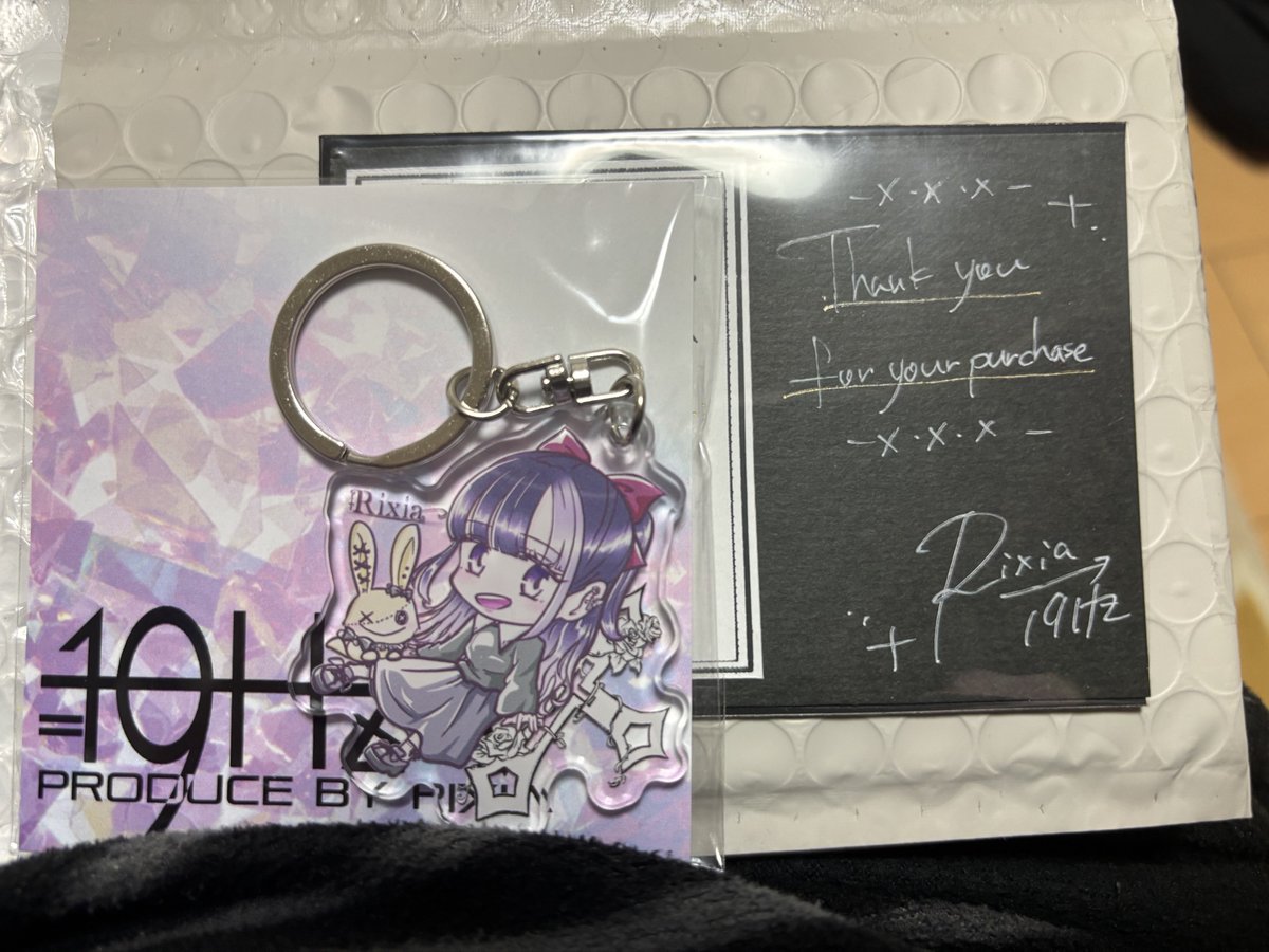 tetsu_aru_tere's tweet photo. さっきのゲーム配信で知ったけど。
手書きのメッセージカードも付いてきて愛が伝わるね!
キーホルダーのデザインも可愛くて素敵😊
りーちゃんありがとう!
#19Hz
#りーしあ
#Rixia https://t.co/VLFKWB1xk9