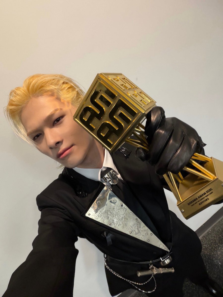 enhypenweverse's tweet image. [ #니키’s Post ] 251129

#NI_KI: I still can't believe it.
This award has such a really deep meaning that words can't even explain how much it means to me.
The moments I've spent with ENGENEs until now crossed my mind so I got emotional too.
We'll show you even cooler…