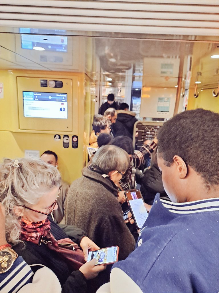 BerthevasC's tweet photo. @RemiTrain @Verdicts1 Quant à moi, je suis dans le train qui devait partir des Aubrais à 17h36 et qui est parti en retard. J'ai un billet de 1ère mais je suis debout un 2nde, impossible de se rendre en 1ère train blindé. Un geste commercial sur un billet non remboursable et non échangeable ?! https://t.co/WCTxebyGhu