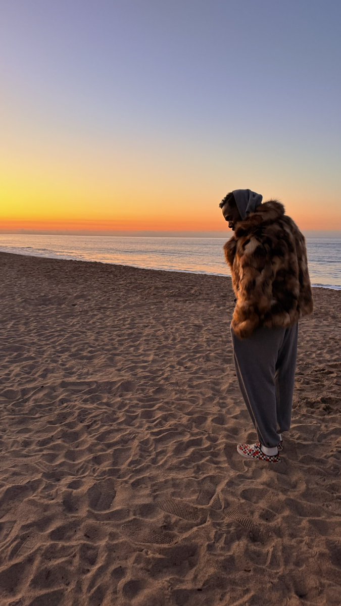 colmandomingo's tweet image. 56. Love a sunrise on the beach on the day.