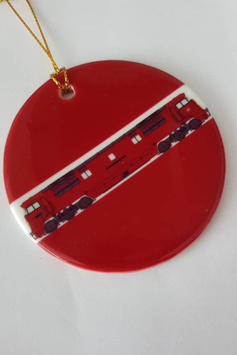 Ontherails2's tweet photo. Decorate your #christmastree 🎄with our locomotive ornaments
- 3" diameter ceramic disc
- Gold hanging thread
- £9.99 (sgle) /£10.99 (dble)
https://t.co/ABjP9ymmSE
#ukgiftam #ukgifthour #shopindie #traintwitter #tmrguk #craftbizparty #ukmakers #mhhsbd #steamtrain #Railway200 https://t.co/YVR9x2KfaY