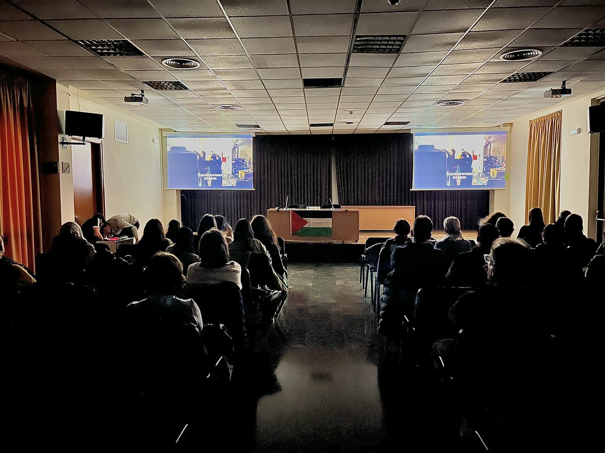 🎥 Visionat del documental "Saber / Sumud / Palestina. Les arrels d'una terra", una obra que
retrata la resistència del poble palestí davant la confiscació de terres, el control militar, els assentaments, els murs i les polítiques de despossessió per part de l'estat d'Israel