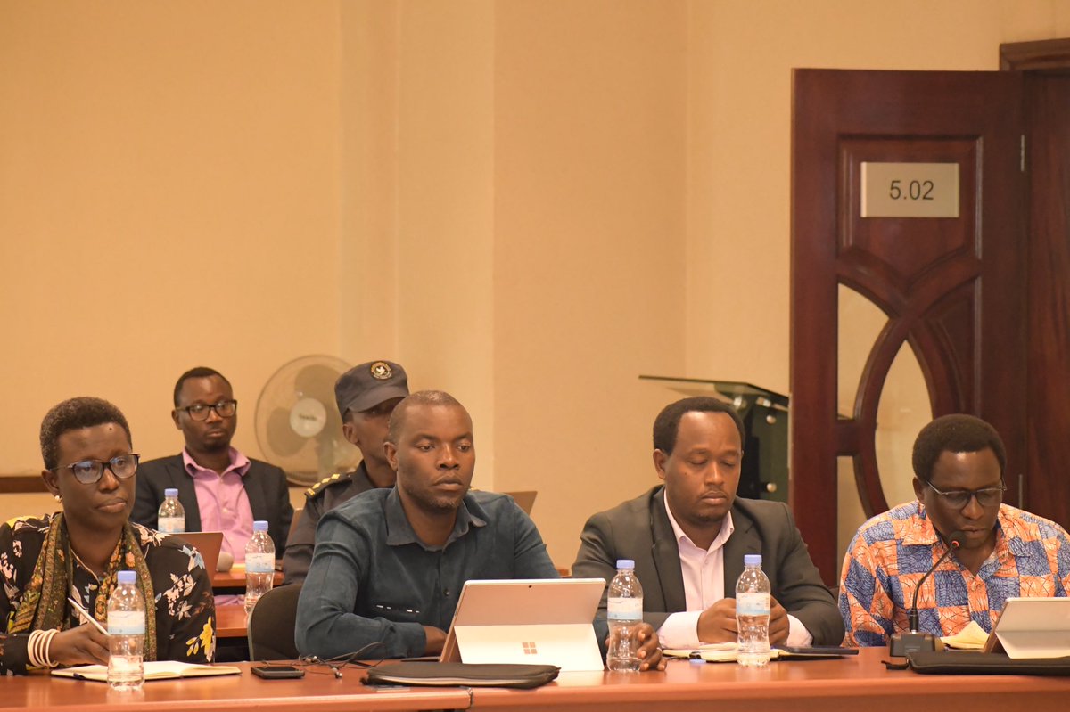 RwandaSouth's tweet photo. iki kiganiro n'abanyamakuru kitabiriwe n'abayobozi b'uturere , abahagarariye @rrainfo ,@reg_rwanda @wasac_rwanda @RwandaForestry, @RSSB_Rwanda n'abandi. https://t.co/EyF9vFfo25