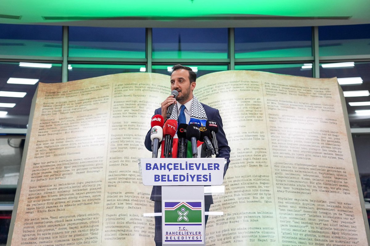 abdullahozdemir's tweet photo. Bahçelievler Belediyemizin 4. kez düzenlediği Kitap Fuarı’nı Genel Başkan Yardımcımız @eyupkadirinan ile ziyaret ettik. Kitap fuarlarına gösterilen ilgi çok değerli. Biz de bu vesile ile kütüphanemize yeni dostlar edinmiştik olduk. Belediye Başkanımız @DrHakanBahadir’a emekleri için teşekkür ediyorum.