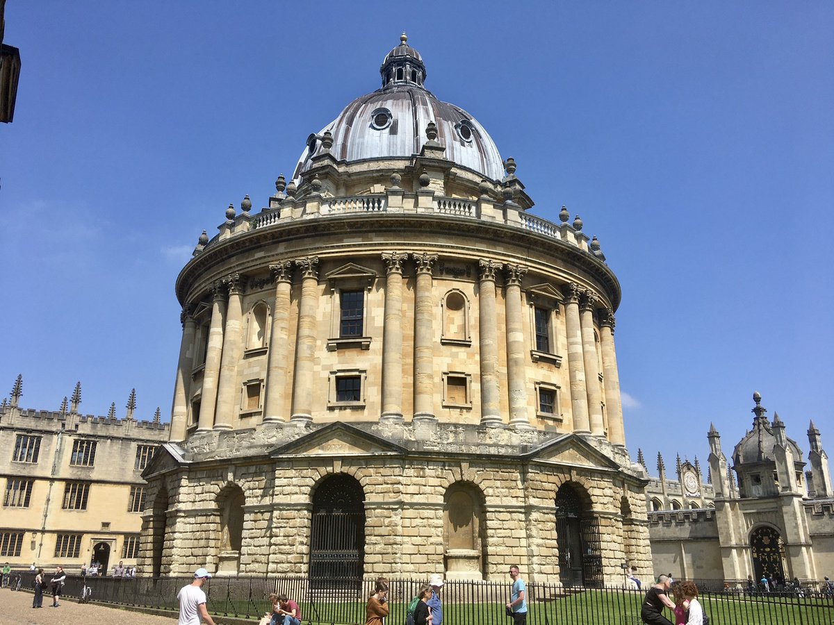 FloralRainbowAW's tweet image. For #WeekVForVowels #AlphabetChallenge 
O = Oxford 📚