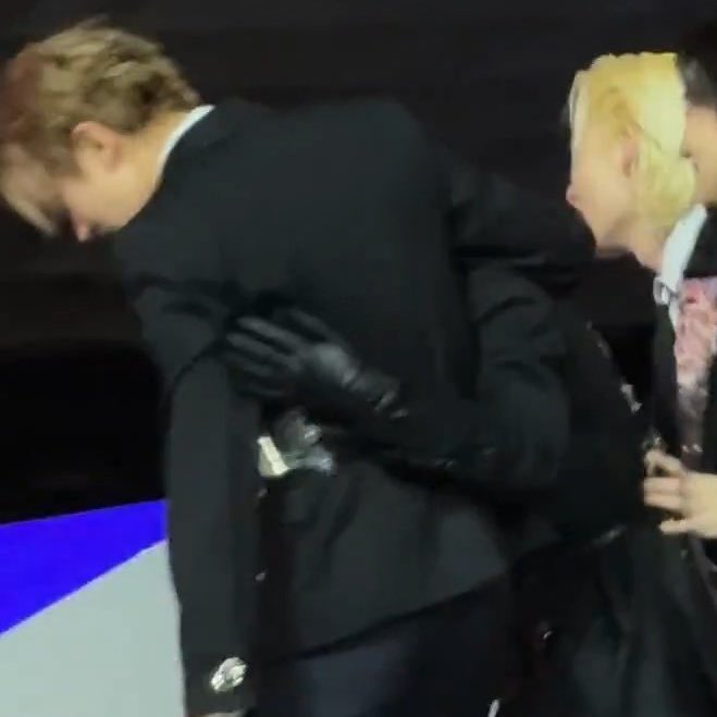 sunooaura's tweet photo. this mama daesang rlly made heeseung and sunoo finally touch each other https://t.co/kwS5iYD1L4