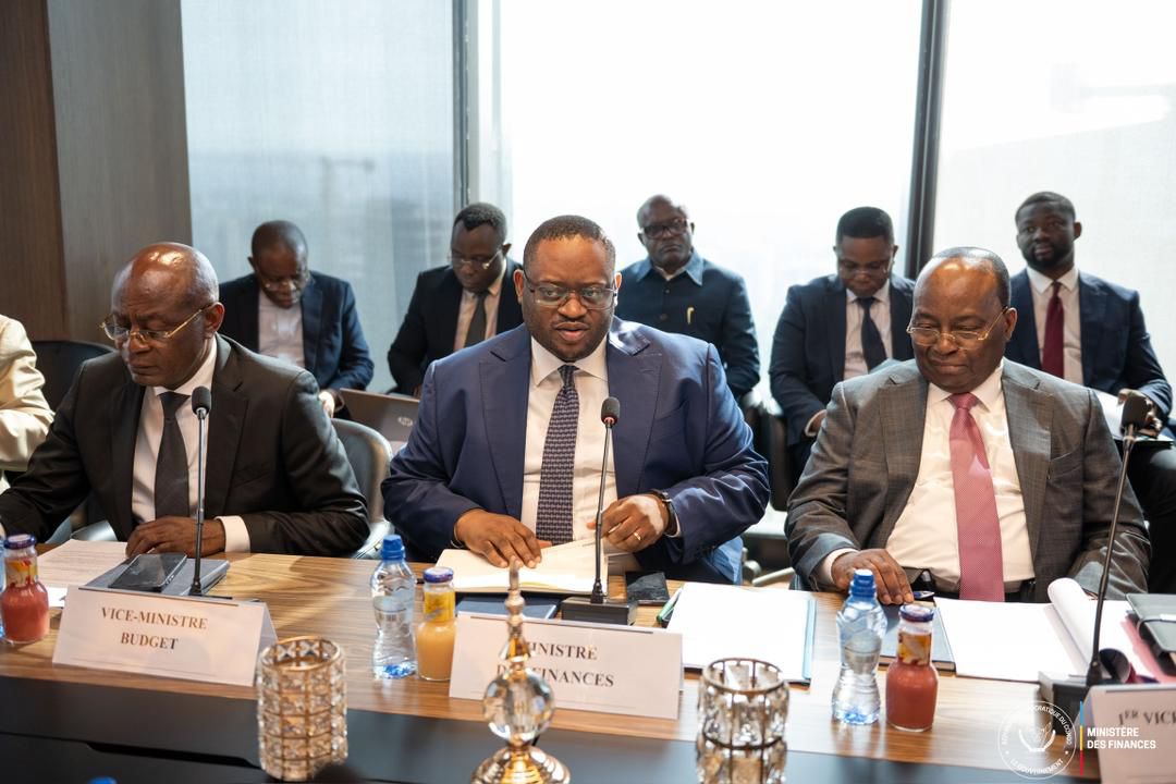 OuraganCd's tweet image. #RDC #DRC Doudou Fwamba mobilise les membres de la Troïka politique autour de la stabilité macroéconomique à l’approche des discussions de la 2ᵉ revue du programme conclu avec le FMI pour un montant de 300 millions USD

La réunion présidée par le ministre des Finances était…