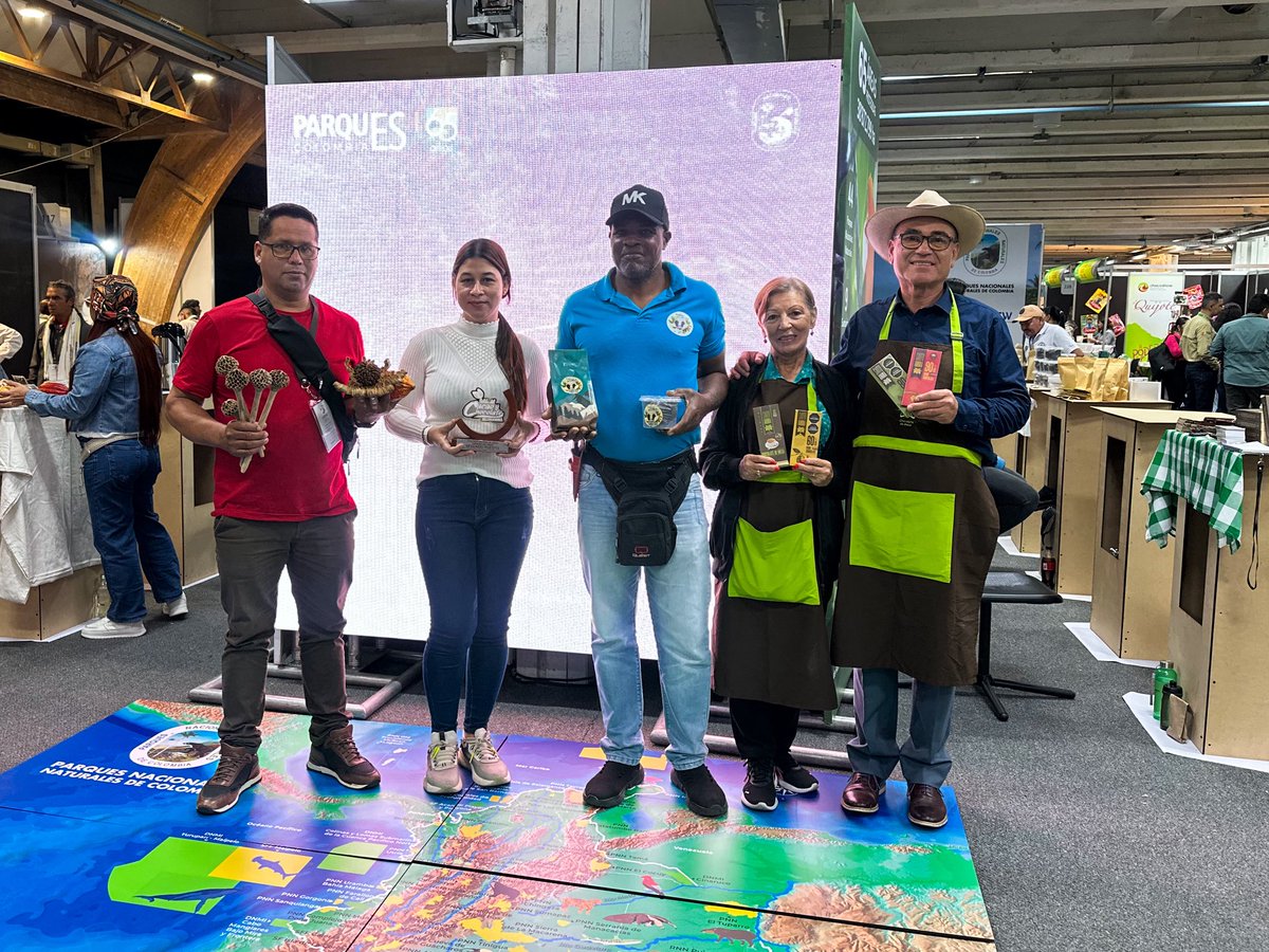ParquesColombia's tweet photo. 🌿✨ Parques Nacionales Naturales está en #ChocoShow acompañando a los emprendimientos de nuestras comunidades, quienes desde las áreas de influencia de los Parques transforman biodiversidad en productos únicos.
📍 Encuéntranos en Corferias, pabellón 6 – stand 114. 💚 https://t.co/0iw0drPYRS