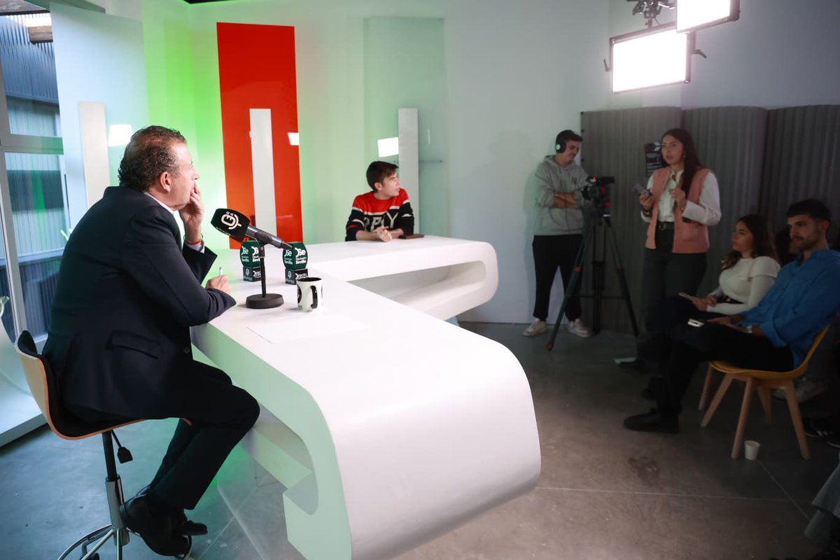 Esta tarde he compartido tiempo y momentos con <a href="/EsReportero/">Escuela de Reporteros Andalucía y Extremadura</a>. Un encuentro inspirador con un equipo de jóvenes que demuestra, día a día, la fuerza transformadora que tiene el buen periodismo.

Desde la @dipusevi estamos muy satisfechos de apoyar este proyecto. Con iniciativas