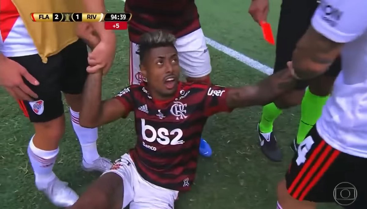 Pesgrau's tweet photo. *Meus amigos me ajudando a levantar*

Eu sem entender nada depois de desmaiar pela terceira vez na final da Liberta: https://t.co/h1Jn9sl63F