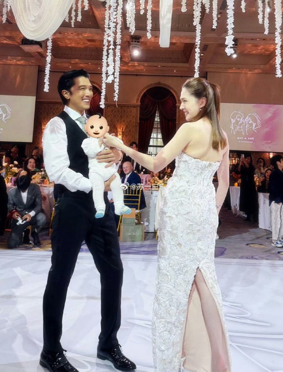 SMilkdrama's tweet photo. they might not have gotten their happy ending in fiction, but they surely did in real life!

congratulations to this lovely couple! their baby son joined in on the fun too 🥹🤍

#TiffanyHsu #RoyChiu https://t.co/7nY5DBFCBT