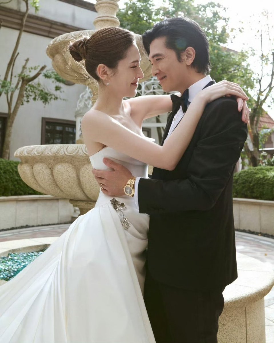 SMilkdrama's tweet photo. they might not have gotten their happy ending in fiction, but they surely did in real life!

congratulations to this lovely couple! their baby son joined in on the fun too 🥹🤍

#TiffanyHsu #RoyChiu https://t.co/7nY5DBFCBT