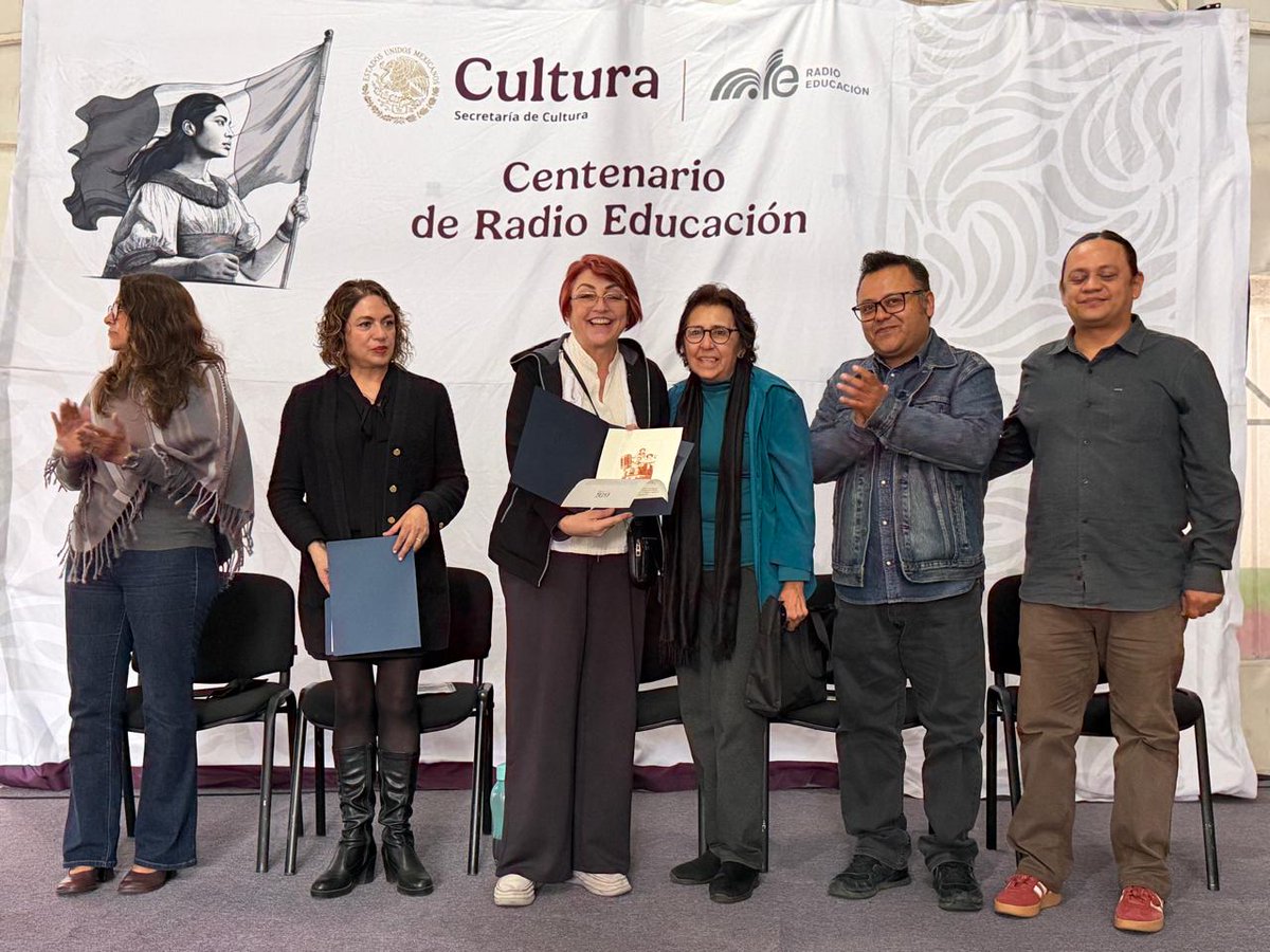 RadioEducacion's tweet photo. Yeniséi Oviedo es ganadora del Reconocimiento #Ikal a la Audiencia. Su madre, Griselda González, recibe tal distinción 🏆
Gracias, Yeniséi, por tu escucha atenta y compañía a través de mensajes en cabina o en redes sociales 🎉
#RadioEducación #101AniversarioRE https://t.co/Vj2KlGaNaO