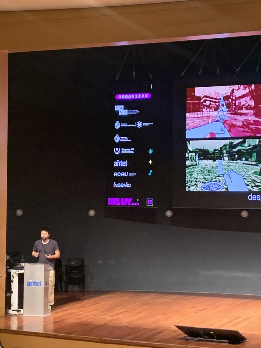 “Cuando pensamos en medios para recrear nuestro alrededor, nuestra vida cotidiana pensamos en cine, la literatura, la tele… pero no en los videojuegos. Esto me inspiró para capturar Quito del 2001 en <a href="/despelotegame/">despelote ⚽ OUT NOW</a>” - Julián Cordero