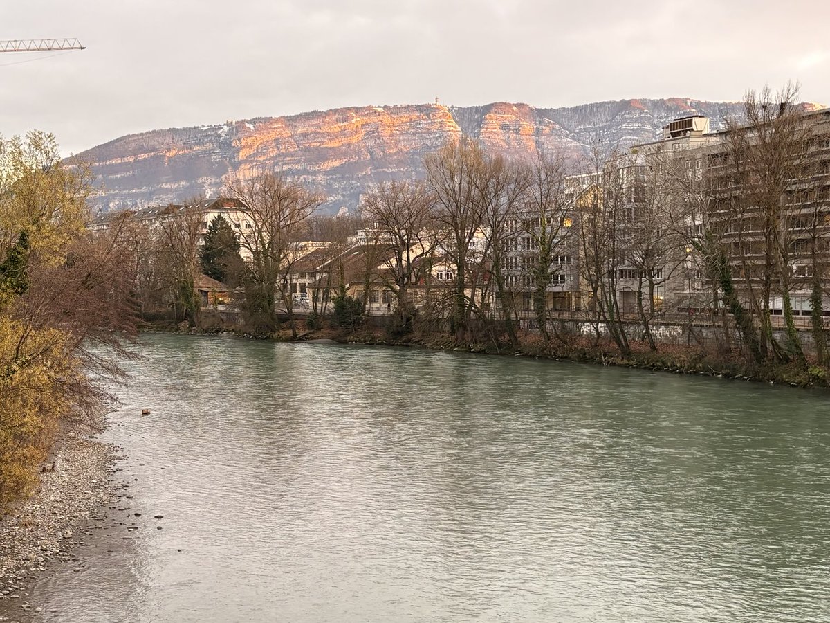 GmurHelen's tweet photo. Beautiful #Geneva #Switzerland 🇨🇭
#LacLeman #JetdEau #Snow
Les Voirons 🇫🇷
##Friday #evening #Carouge #sunset #vibes
#Saleve 🇫🇷 = “the Geneva balcony” https://t.co/91FbioD4Tt