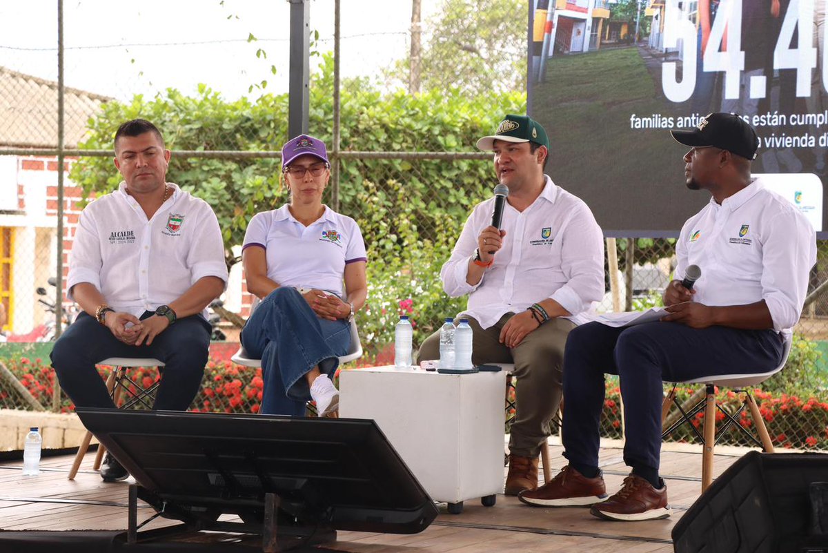 RodrigoHAl's tweet photo. Hoy presentamos en San Pedro de Urabá nuestra Rendición de Cuentas #VIVACumple2025, un ejercicio de transparencia que confirma que VIVA cumple y que juntos transformamos la vida de miles de familias en Antioquia.

Este año avanzamos en 54.406 soluciones de vivienda, reduciendo en 9,51% el déficit habitacional y llevando progreso real a los territorios.

Seguimos comprometidos con una Antioquia más digna, justa y con oportunidades para todos.

#VIVA #Antioquia #ViviendaDigna