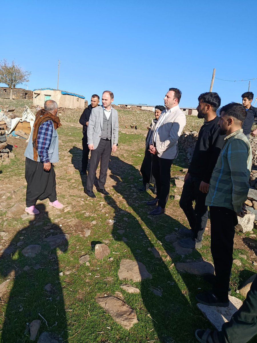 SiverekSydv's tweet photo. Cuma günü ziyareti 
Siverek Kaymakamı Sayın Salih SAK, Zincirliçay köyünde vatandaşlarımızla bir araya gelerek hem Cuma namazını eda etti hem de köy halkını ziyaret ederek talep ve ihtiyaçlarını yerinde dinledi.

@salihsakmia #cumaziyareti https://t.co/jzipqpRnW8