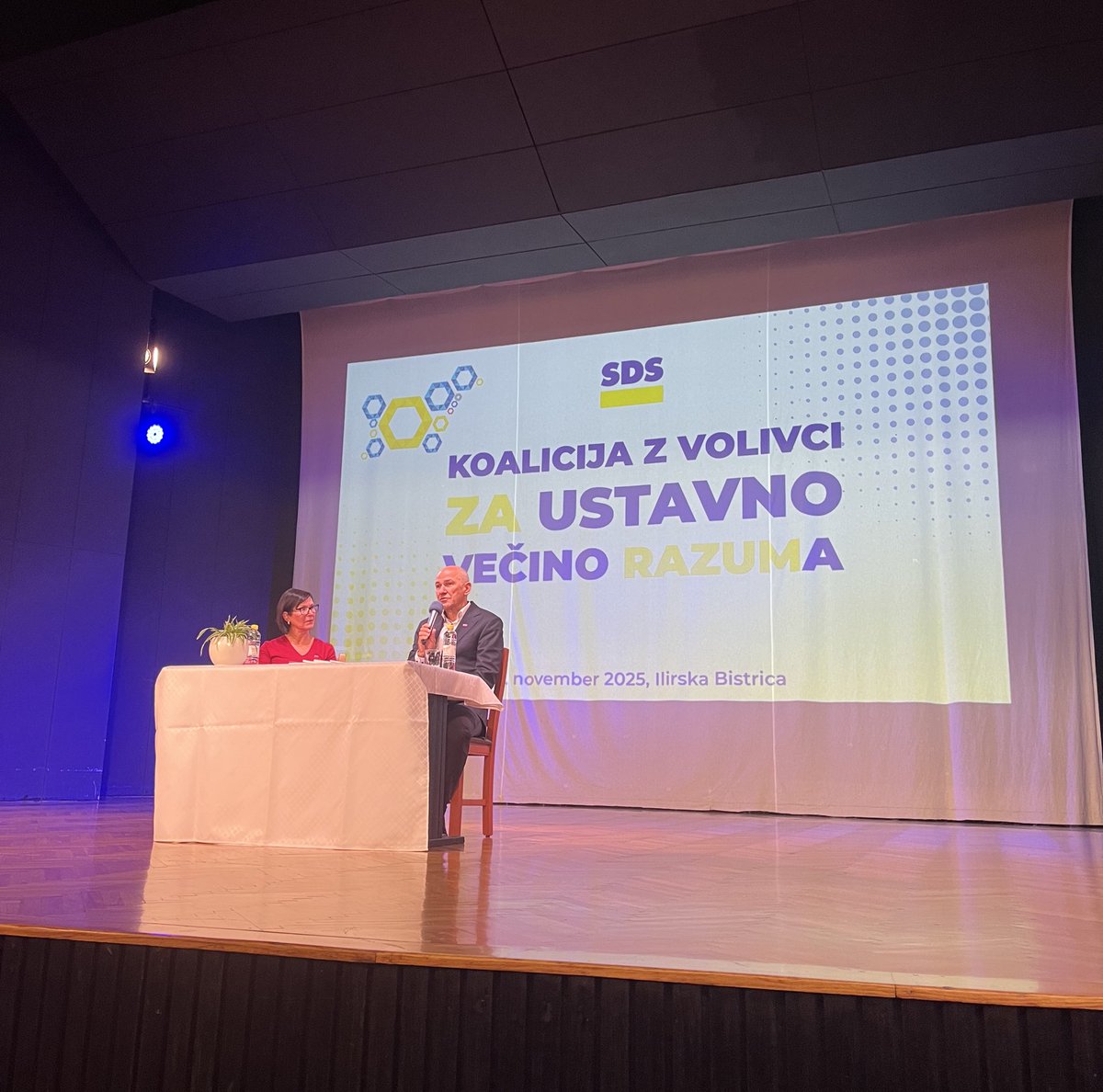 JureColja's tweet image. Danes smo v polni dvorani v Ilirski Bistrici, @JJansaSDS pa jasno: “Ustavno večino razuma potrebujemo tudi za sidro, ki bo zaščitilo vaše žepe in gospodarstvo.” 🇸🇮